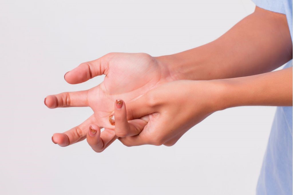 Dito a scatto della mano: come curarla?