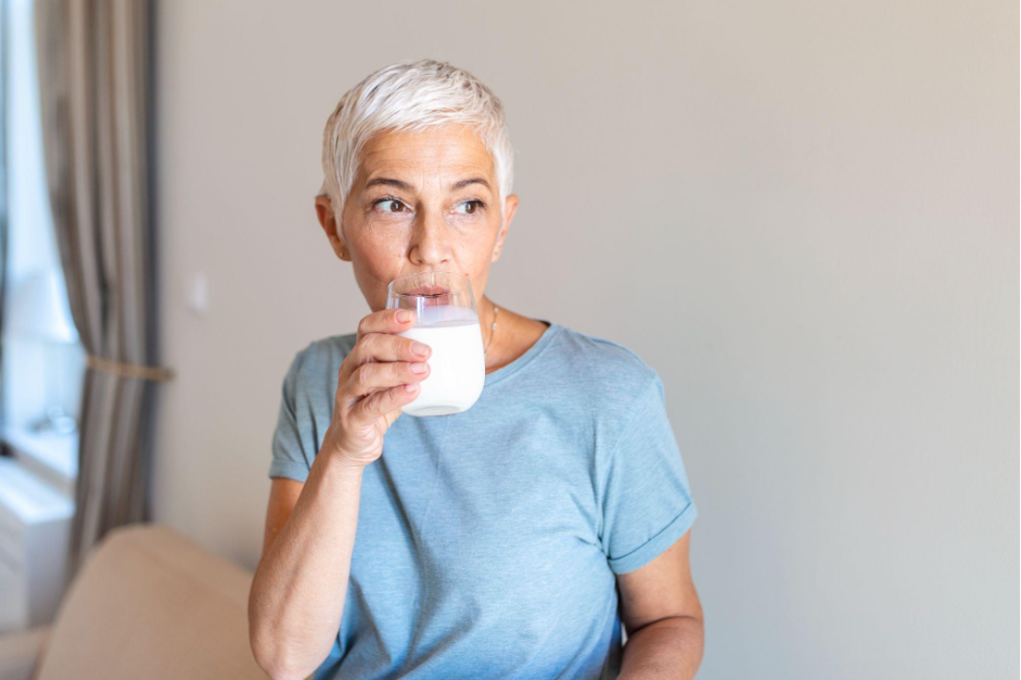 prevenire osteoporosi donna beve calcio