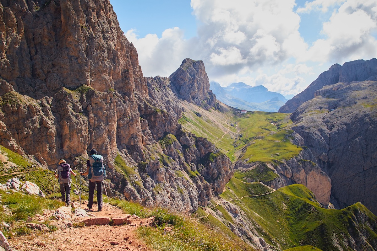 coppia di uomini che cammina in montagna per fare un trekking in estate
