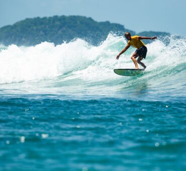 surfista tra le onde