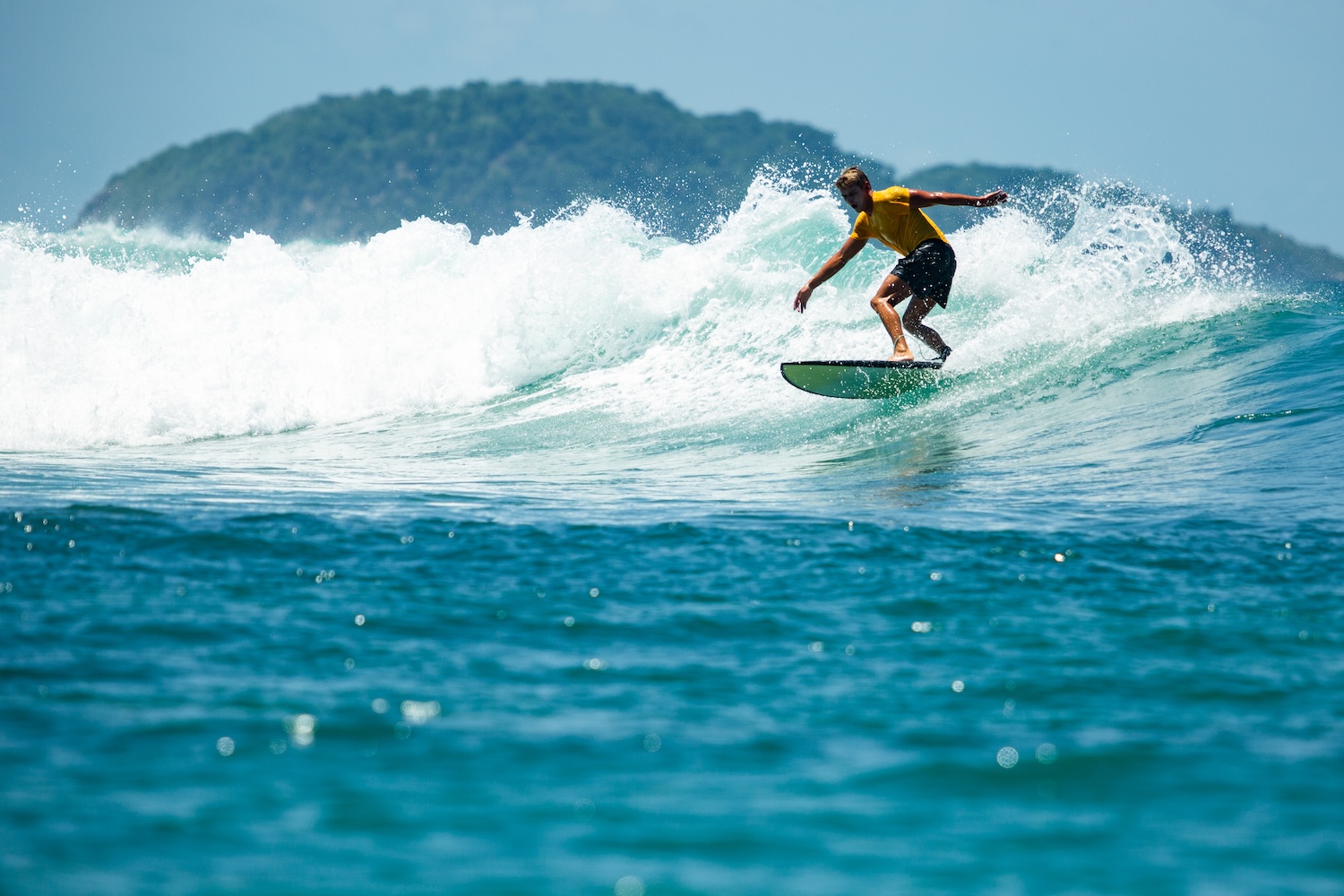 surfista tra le onde